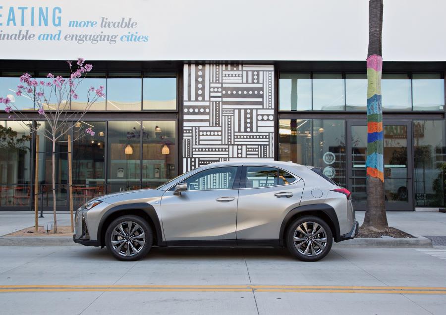  Lexus UX200 F-Sport 2018 года  (NA) (фото 7 из 40)